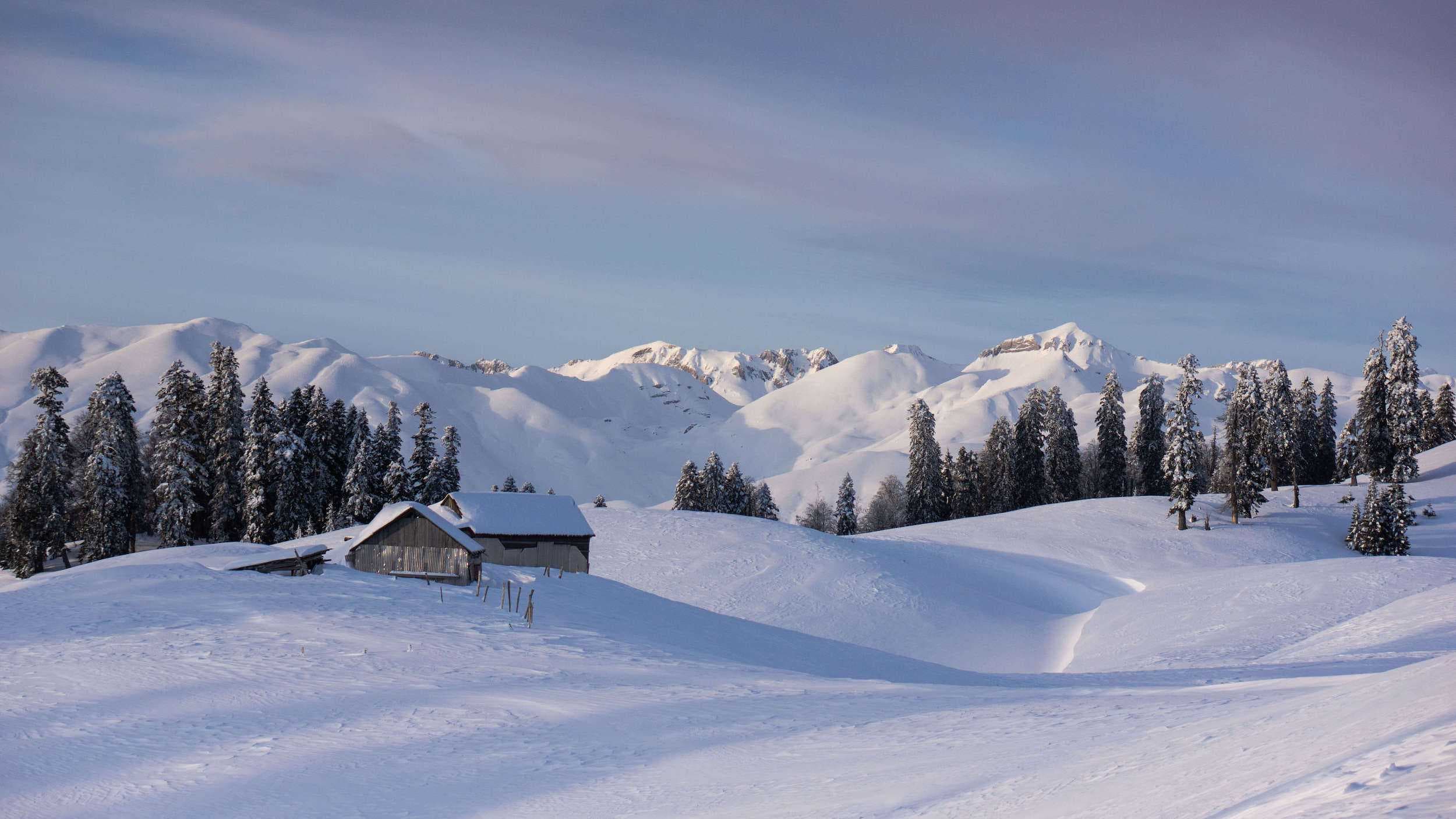 поход в горах на снегоступах в абхазии на гору мамзышха