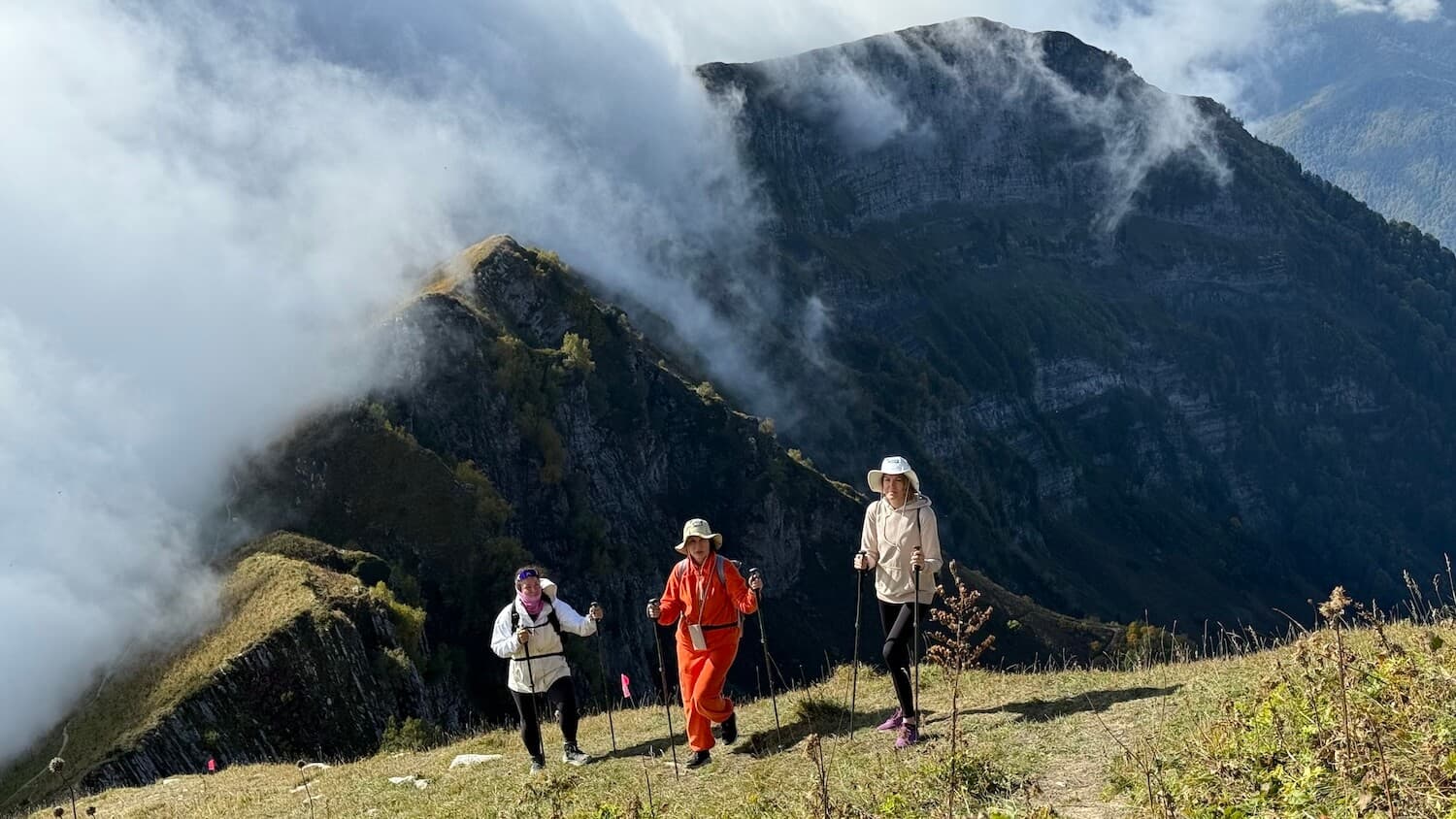 пеший маршрут по хребту аибга, поход с гидом в красной поляне