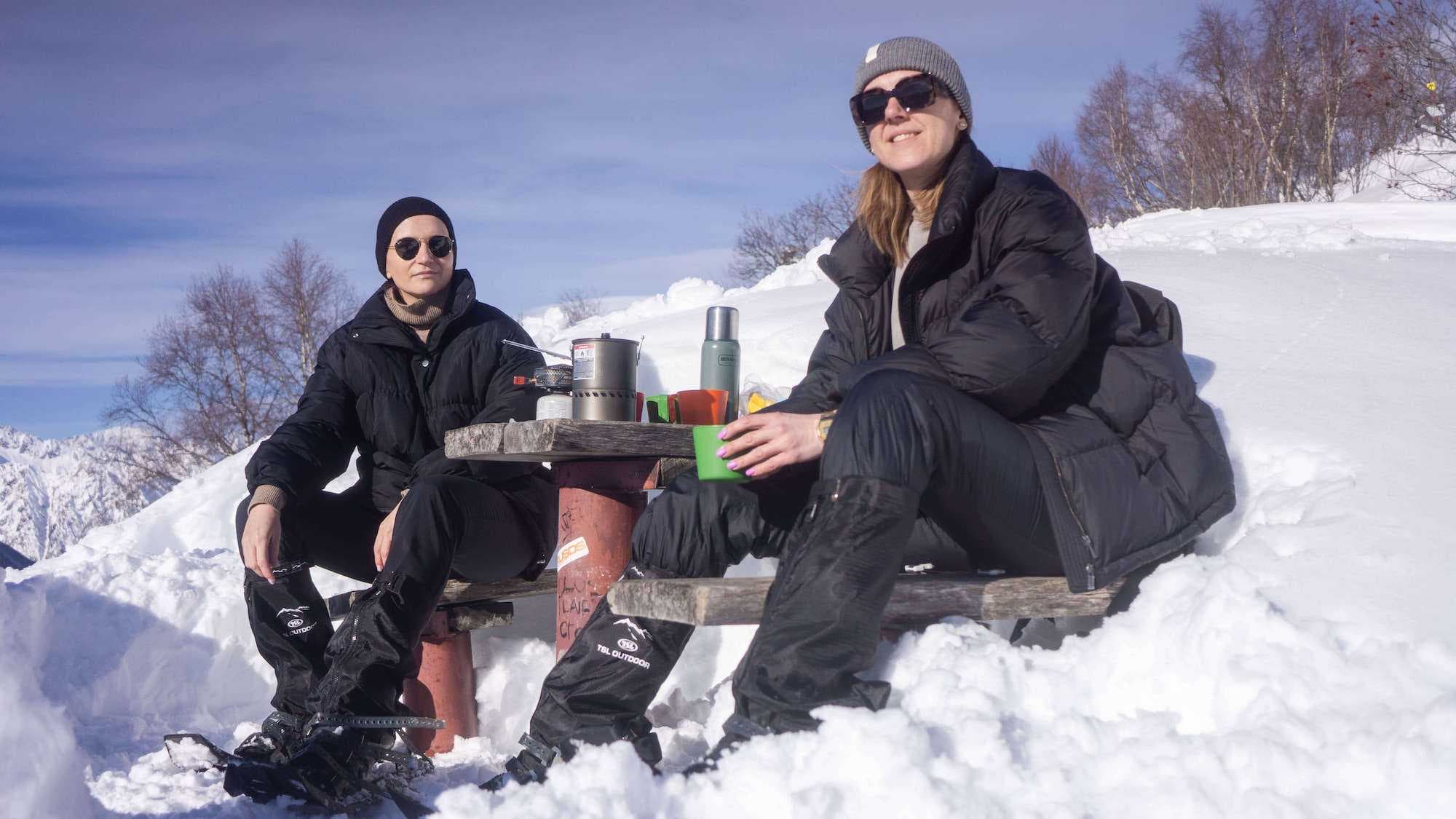 поход в горах на снегоступах в красной поляне с гидом